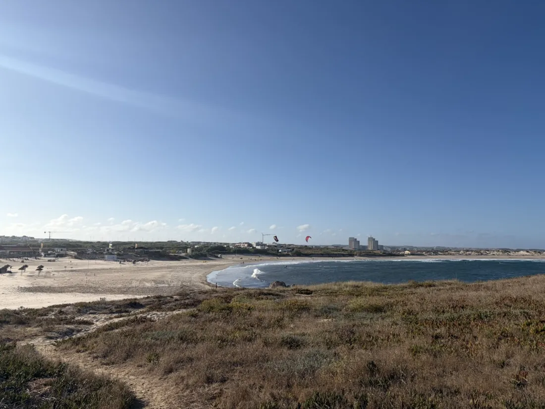 Die weite Bucht südlich von Baleal vom Dünenweg aus, über dem Wasser Kite-Schirme