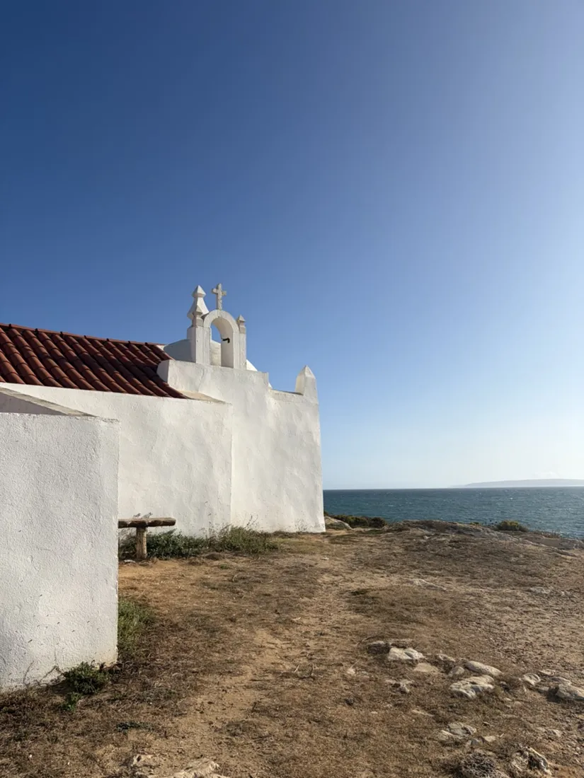 Die Ermida de Santo Estêvão, die weißgekalkte Fischerkapelle aus dem 16. Jahrhundert auf dem Inselfelsen