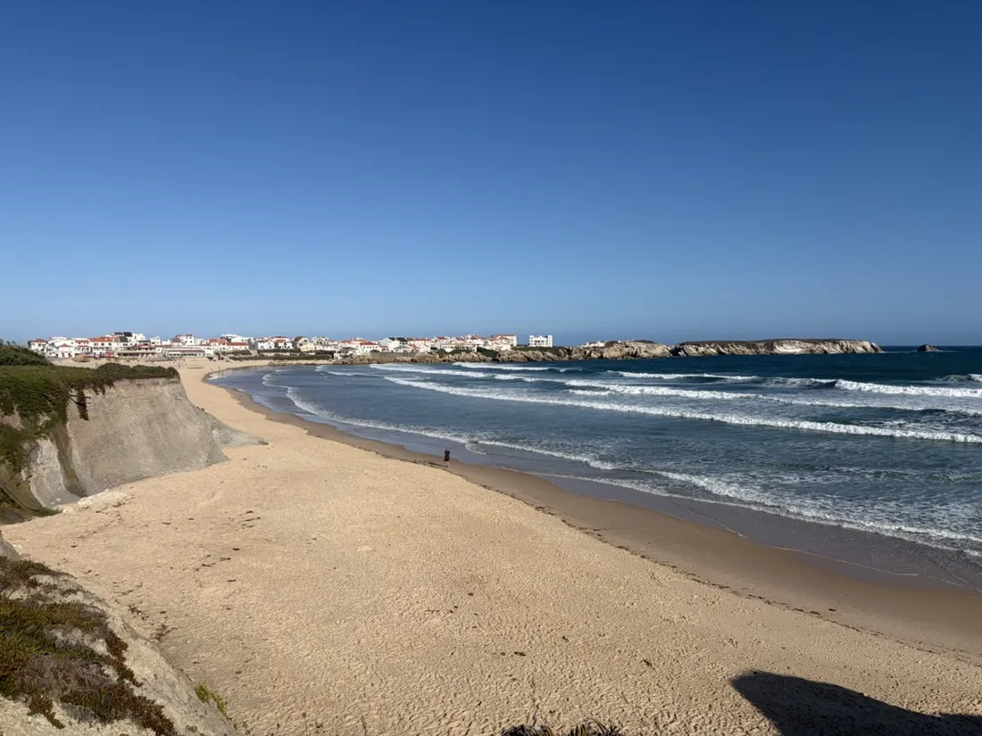 Die Praia do Baleal Norte bei Niedrigwasser, das Dorf auf der Nehrung und dahinter die Insel