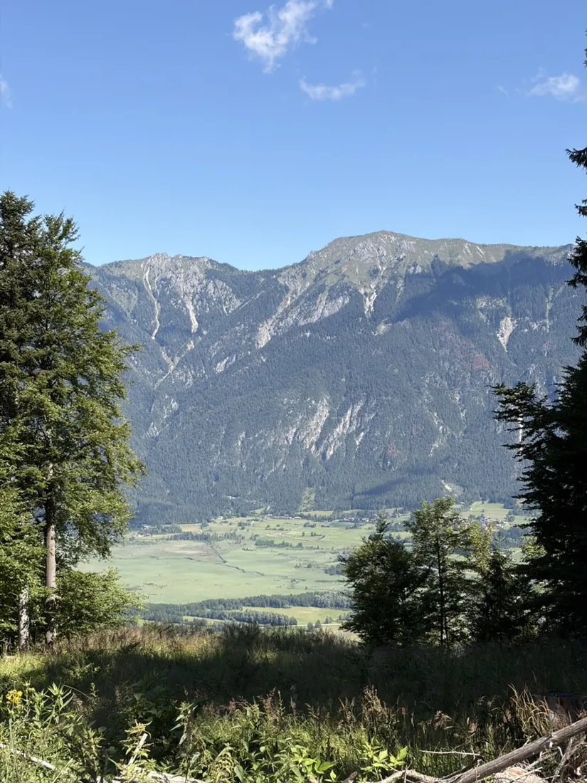 Rückblick über das Gailtal auf die Gailtaler Alpen während des Anstiegs