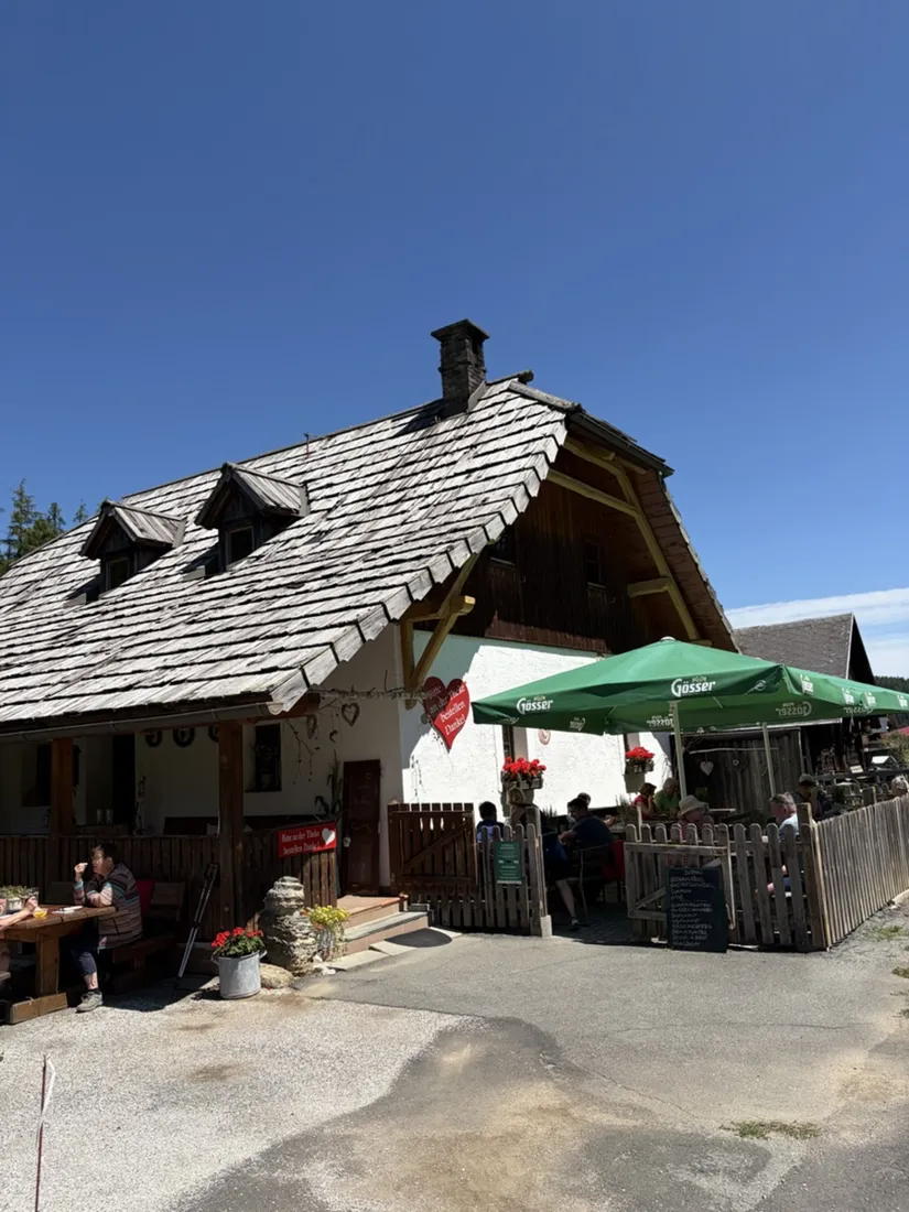 Die Dellacher Alm ist eine bewirtschaftete Alm — ihr Almgasthaus versorgt Wanderer, die den Aufstieg schaffen