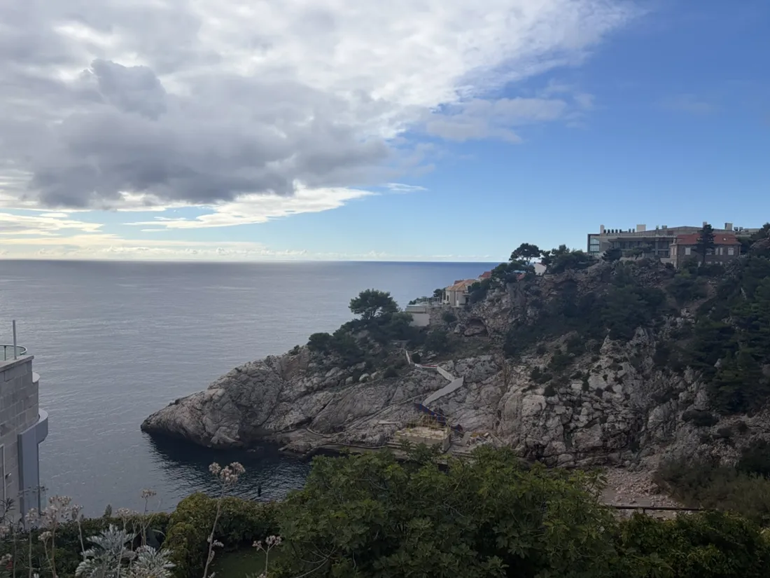 The rocky sides of Miramare Bay below Ulica Pera Čingrije, beside Hotel Bellevue