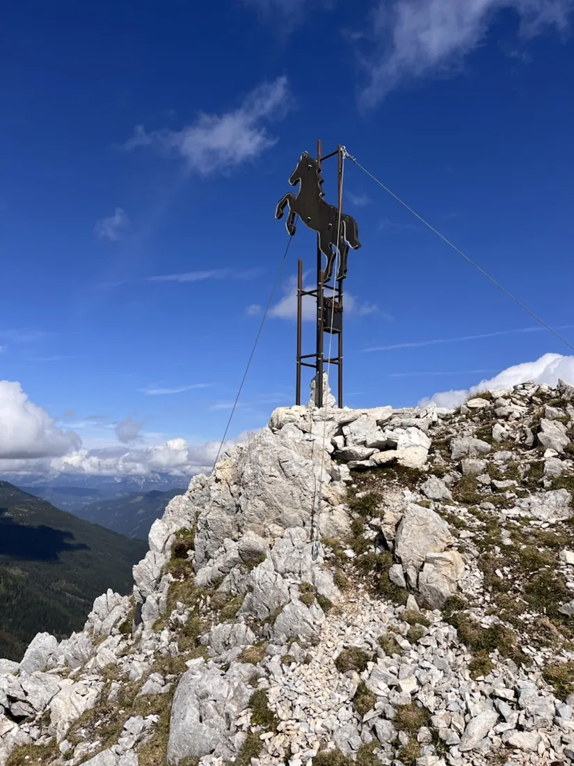 A rearing stallion in steel marks the Hengst: the high point of the day at 2,135 m