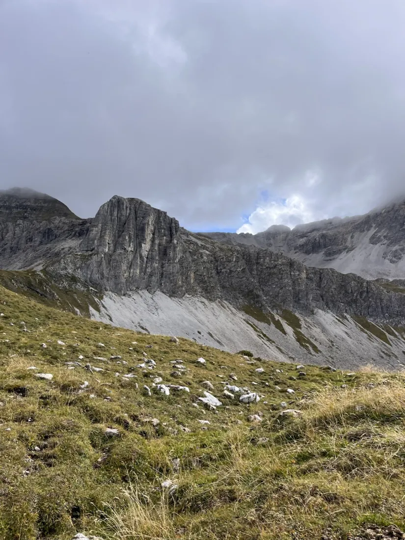 The traverse east under the walls of the Pleißlingkeile, weather coming in