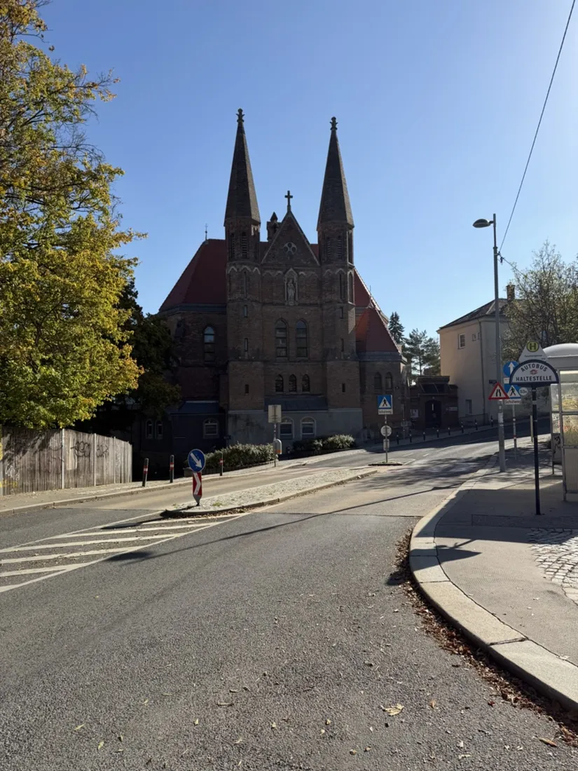 The twin spires of the Dominican convent church in Hacking, seen from Seuttergasse