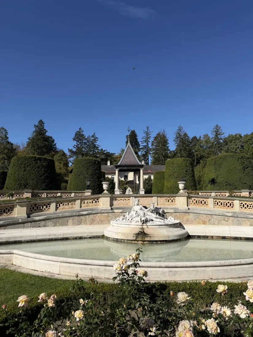 The fountain and clipped hedges in the Hermesvilla garden