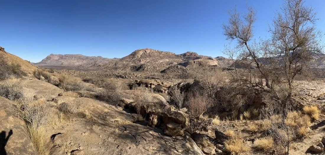Granite boulders and dry bush along the Phillips Cave trail