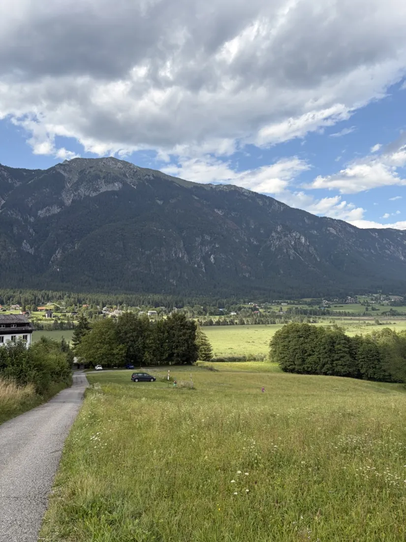 The flat lakeside path through the meadows on the south shore near Paßriach