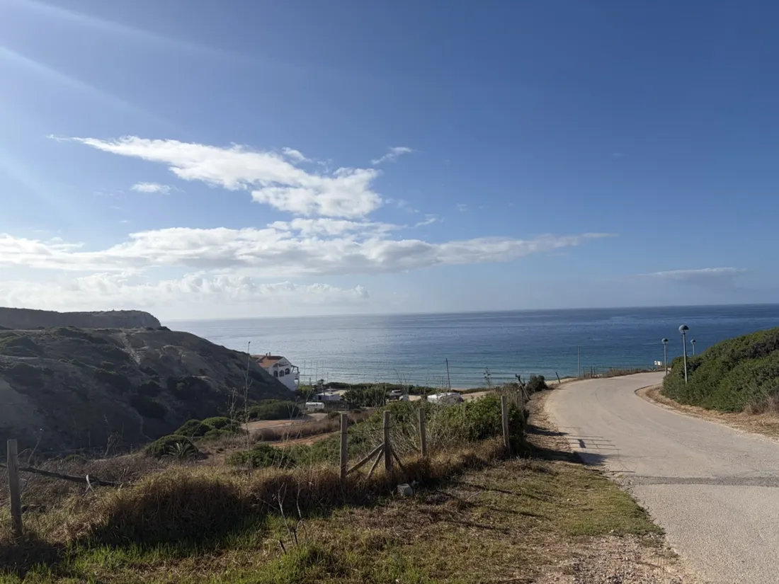 Die Kliffstraße nach Westen, auf der einen Seite der Zaun, auf der anderen fällt der Atlantik ab