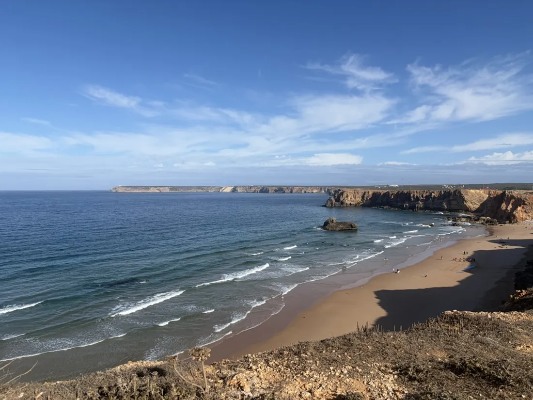 Atlantische Dünung, die auf die Praia do Tonel läuft — den nach Westen offenen Strand, der das volle Meer abbekommt