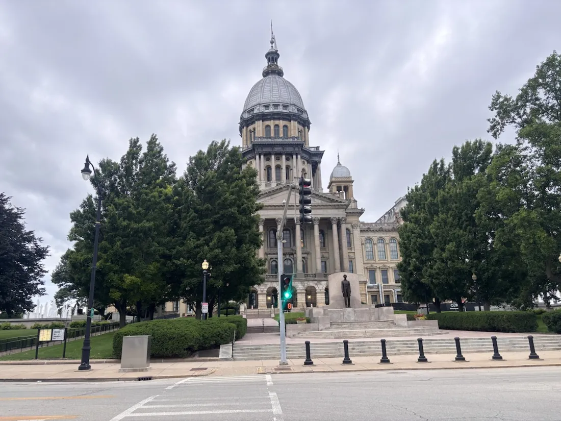 The domed Illinois State Capitol in Springfield, with its fountain and Lincoln statue