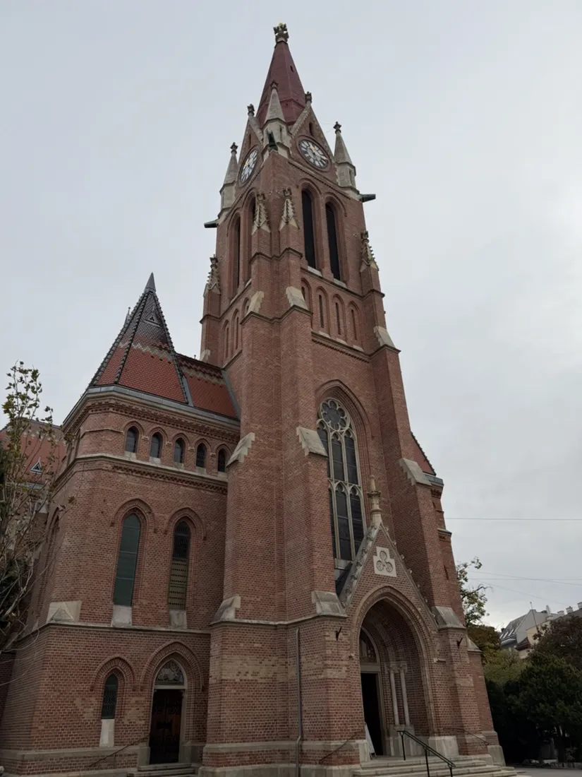St. Laurentius in Breitensee, the red-brick parish church at the start of the run