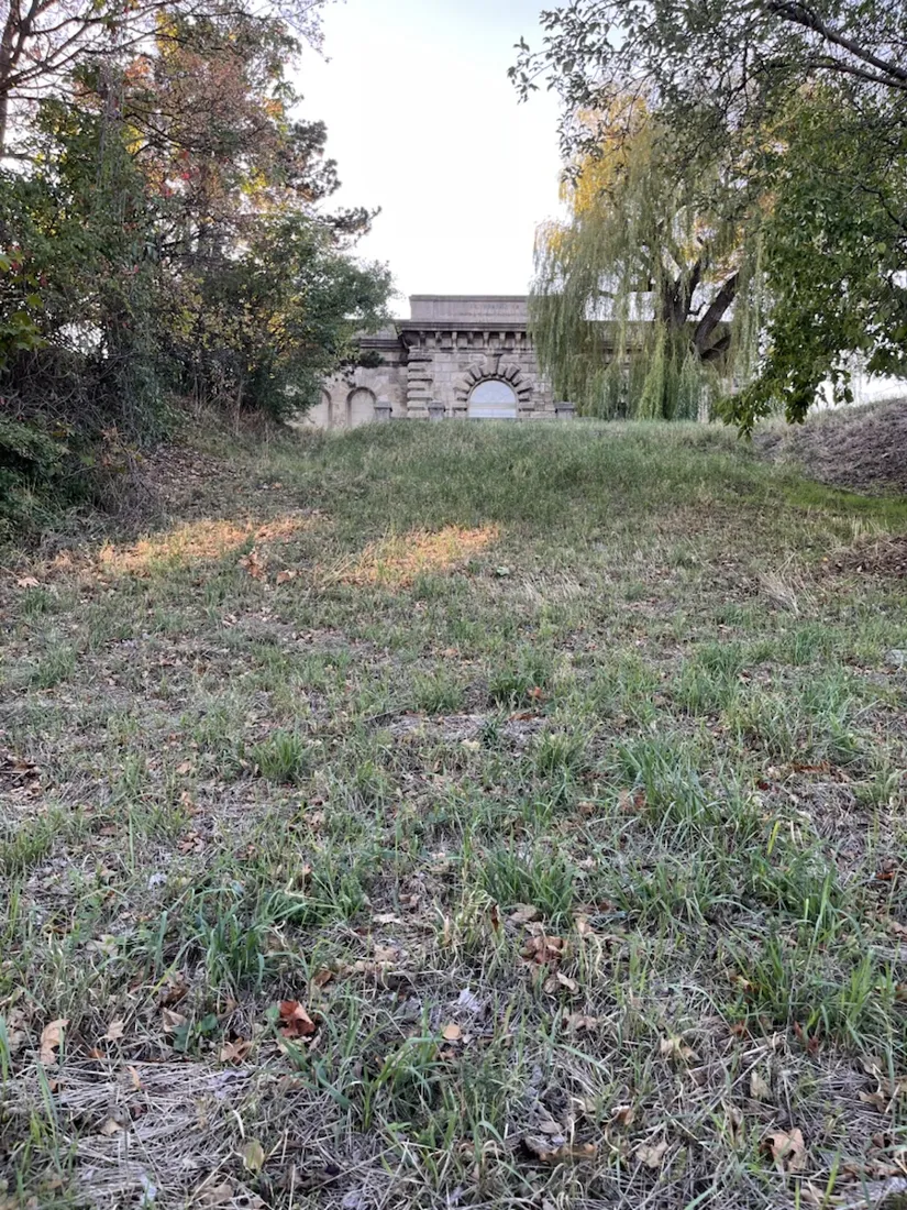The portal of the Wasserbehälter Breitensee, a listed 1890s reservoir still in service under its grass roof